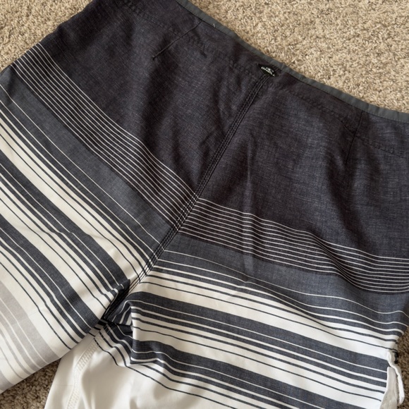 O’Neill Men’s white and grey Striped Board Shorts size 34 - Picture 9 of 11